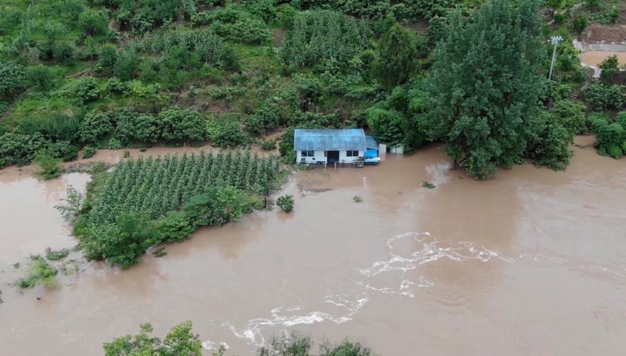 河滩突然涨水致4死,河水暴涨