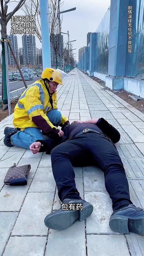销售小哥救下女骑手,销售小哥救下女骑手视频